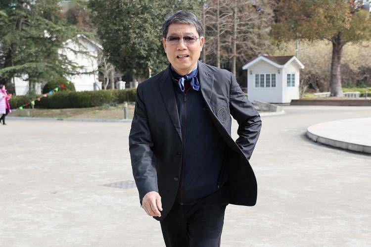 强行按在桌上糟蹋进入